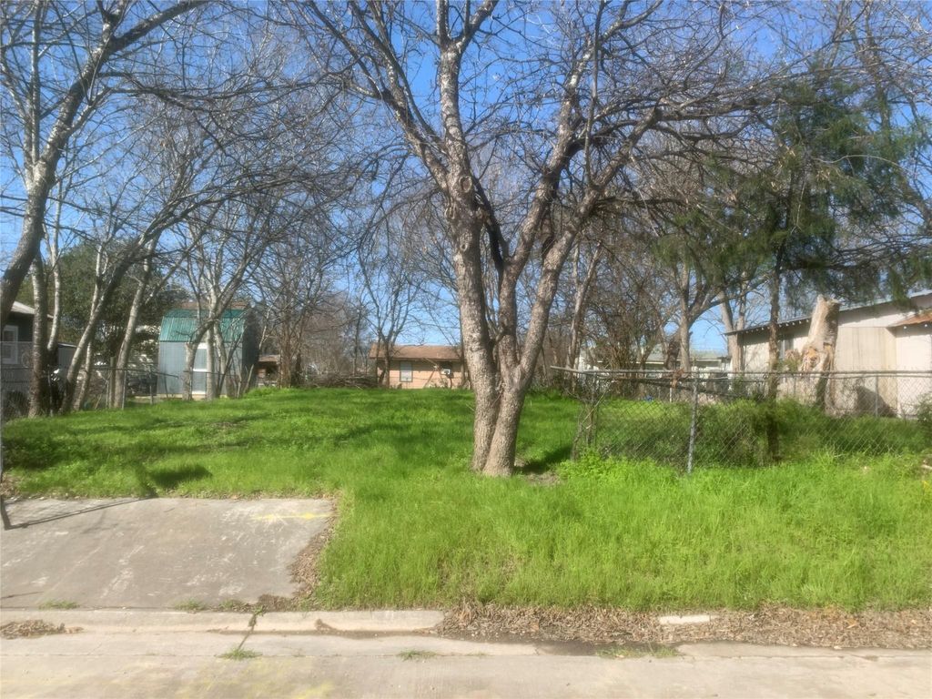 1622 Starcke ST, Seguin, TX 78155