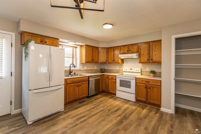 220 Brookmont Drive, Manhattan, KS 66502