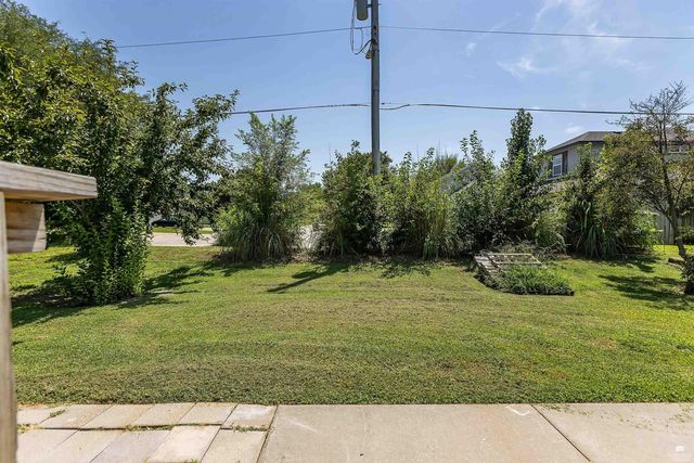 220 Brookmont Drive, Manhattan, KS 66502