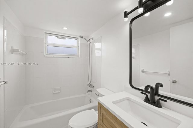 4933 Hollywood Boulevard 201, Hollywood, FL 33021