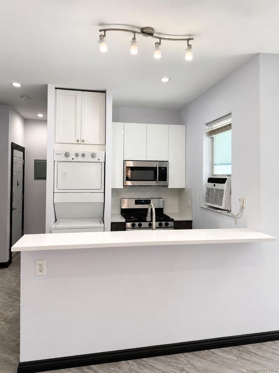 7305 Metropolitan Avenue, Middle Village, NY 11379