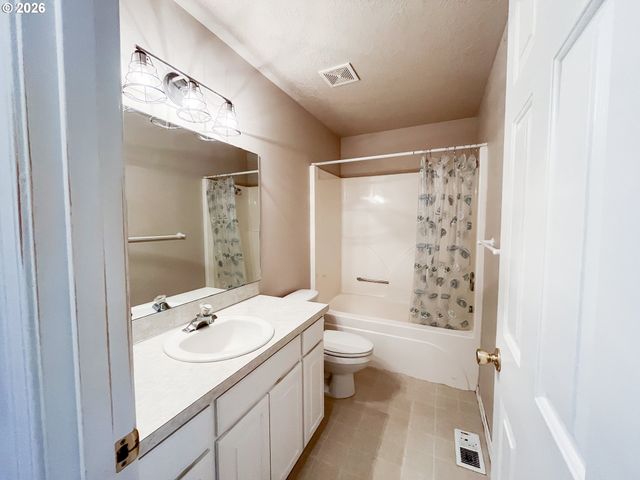 1325 INDEPENDENCE Ave, Woodburn, OR 97071