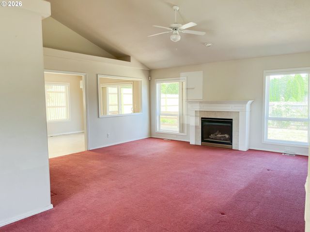 1325 INDEPENDENCE Ave, Woodburn, OR 97071