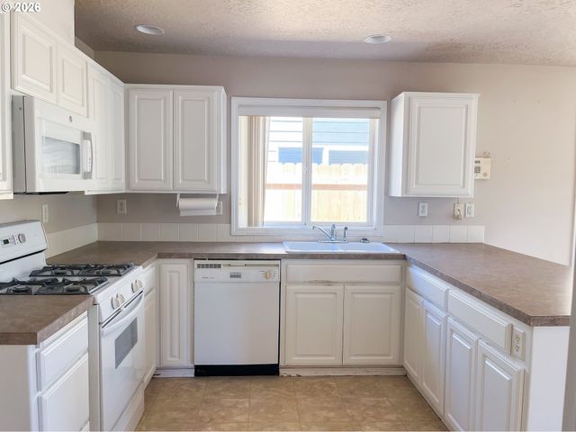 1325 INDEPENDENCE Ave, Woodburn, OR 97071