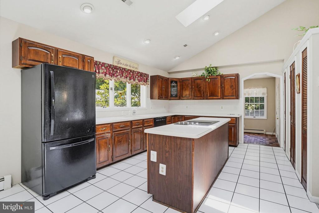 Image 10 of property listing at 10707 WARD RD, Dunkirk, MD 20754