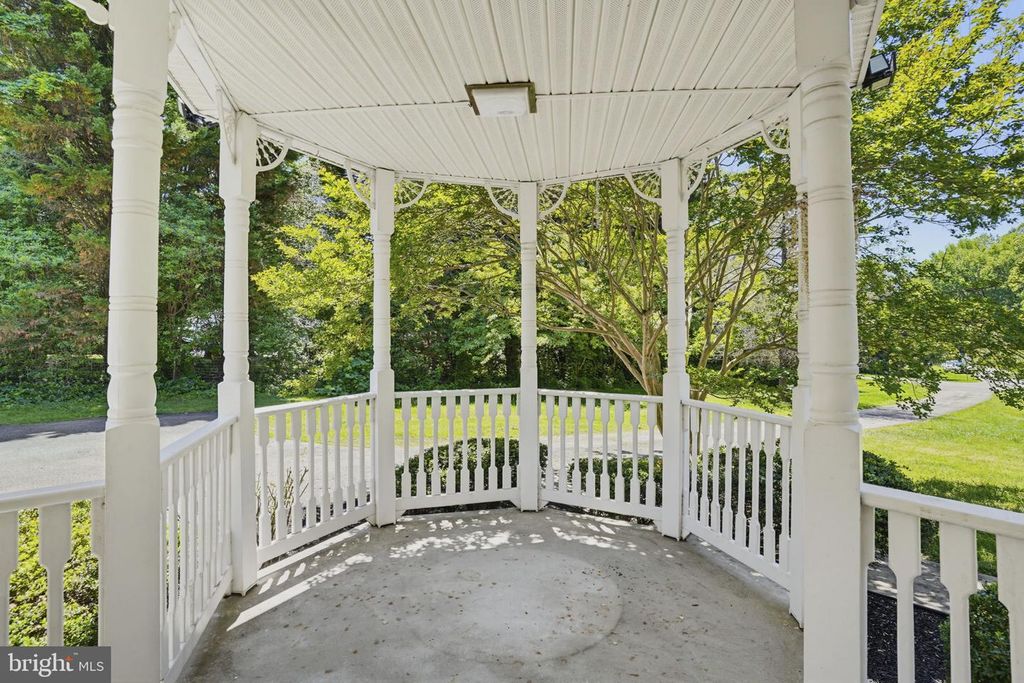 Image 11 of property listing at 10707 WARD RD, Dunkirk, MD 20754