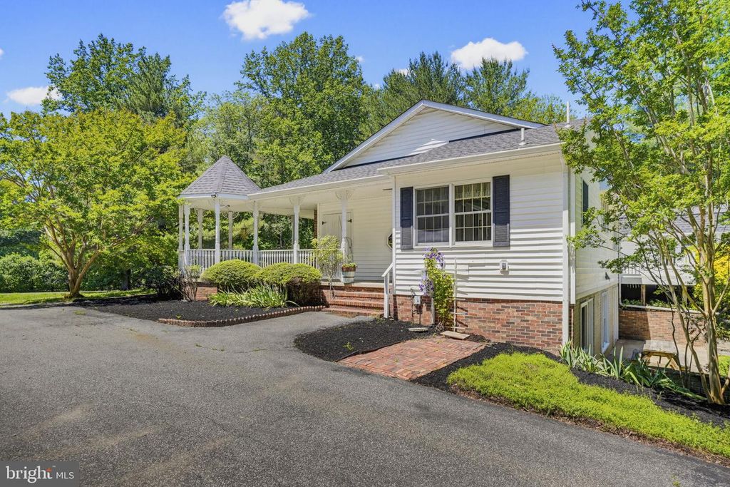 Image 12 of property listing at 10707 WARD RD, Dunkirk, MD 20754