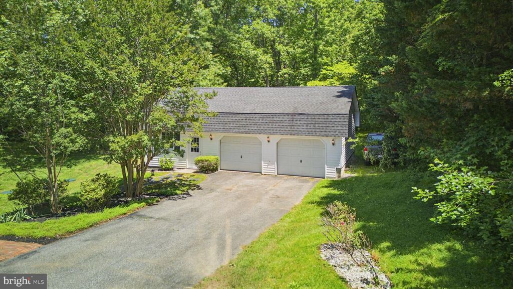 Image 13 of property listing at 10707 WARD RD, Dunkirk, MD 20754