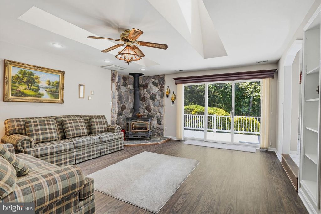 Image 20 of property listing at 10707 WARD RD, Dunkirk, MD 20754