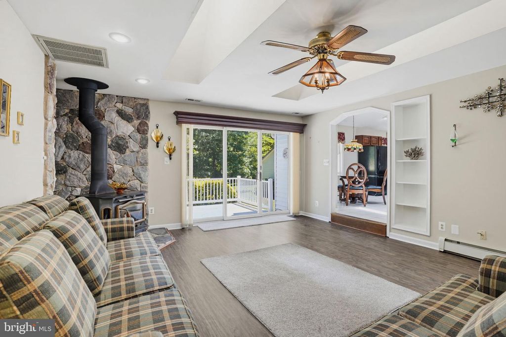 Image 5 of property listing at 10707 WARD RD, Dunkirk, MD 20754