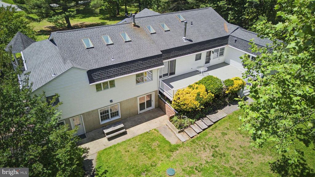 Image 9 of property listing at 10707 WARD RD, Dunkirk, MD 20754