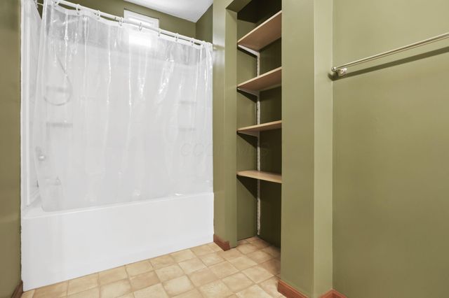 1176 Apple Valley Drive, Howard, OH 43028