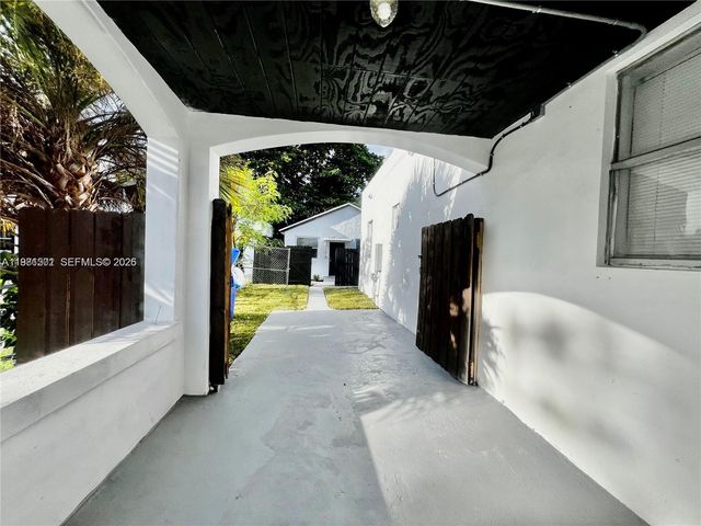 1601 NW 50th St, Miami, FL 33142