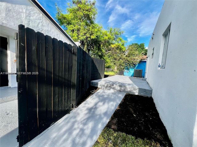 1601 NW 50th St, Miami, FL 33142