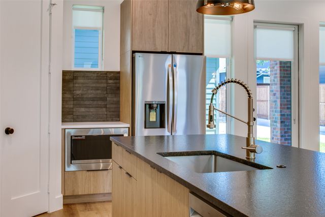 400 N Denver Street, Dallas, TX 75203