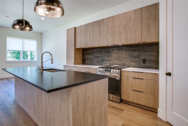 400 N Denver Street, Dallas, TX 75203