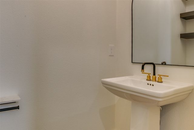 400 N Denver Street, Dallas, TX 75203