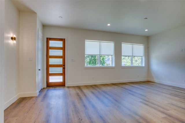 400 N Denver Street, Dallas, TX 75203