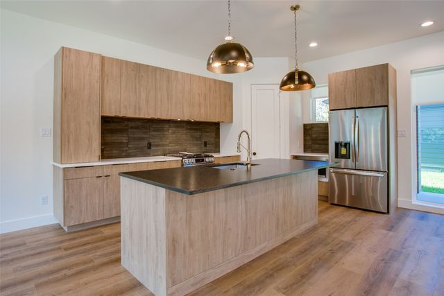 400 N Denver Street, Dallas, TX 75203