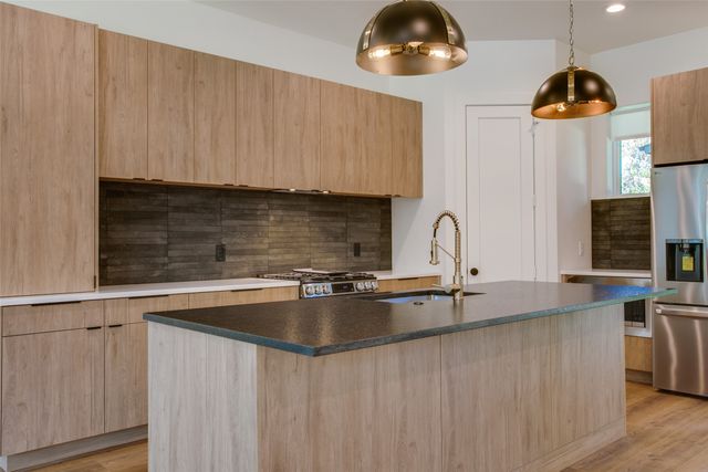 400 N Denver Street, Dallas, TX 75203