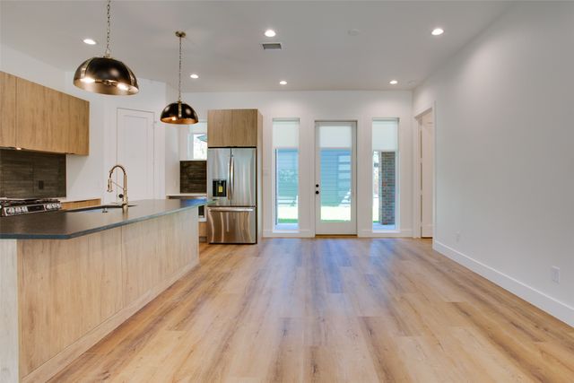 400 N Denver Street, Dallas, TX 75203