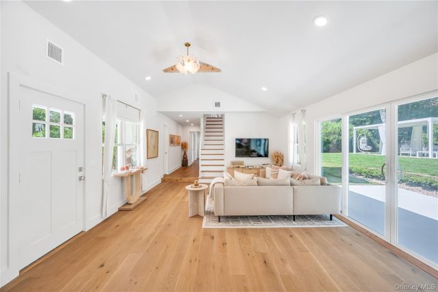 9 Pine Tree Road, Southampton, NY 11968