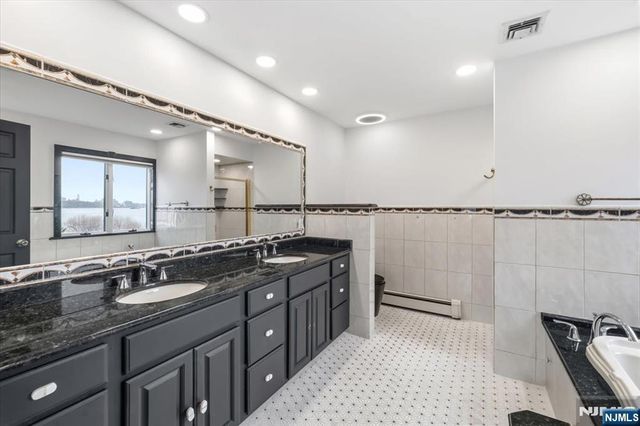 9B Cove Lane, North Bergen, NJ 07047