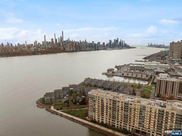 9B Cove Lane, North Bergen, NJ 07047