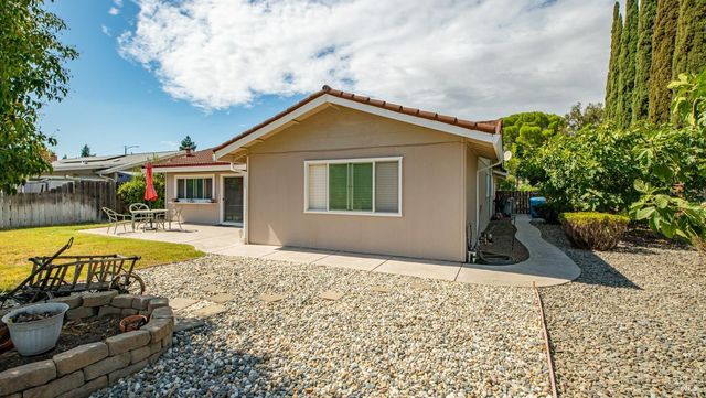 442 Yellowstone Dr, Vacaville, CA 95687