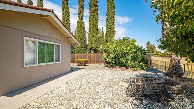 442 Yellowstone Dr, Vacaville, CA 95687