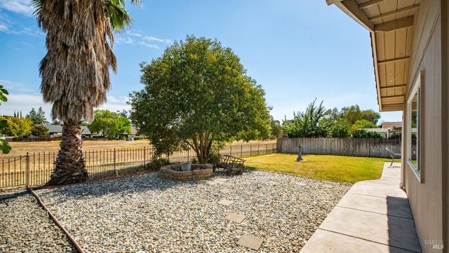 442 Yellowstone Dr, Vacaville, CA 95687
