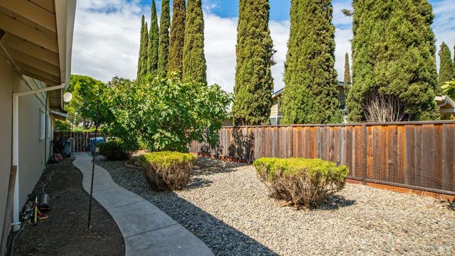 442 Yellowstone Dr, Vacaville, CA 95687