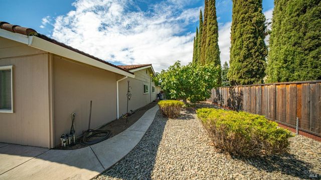 442 Yellowstone Dr, Vacaville, CA 95687