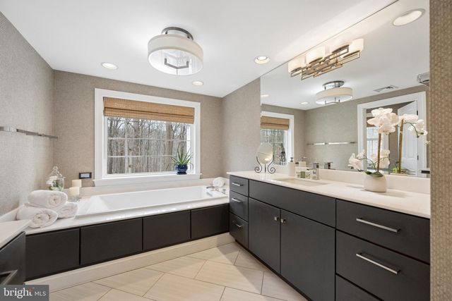 596 TANGLEWOOD LN, Devon, PA 19333