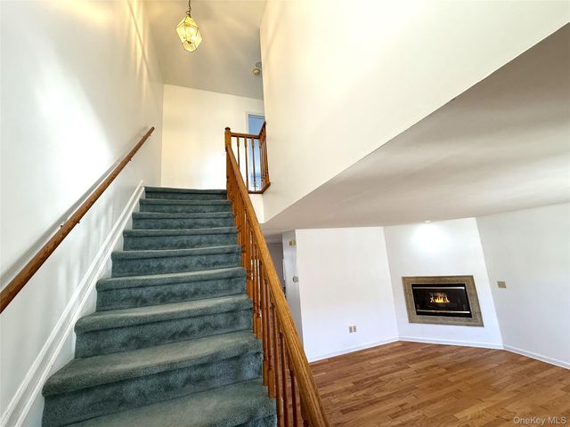 618 Crab Apple Lane, New Windsor, NY 12553