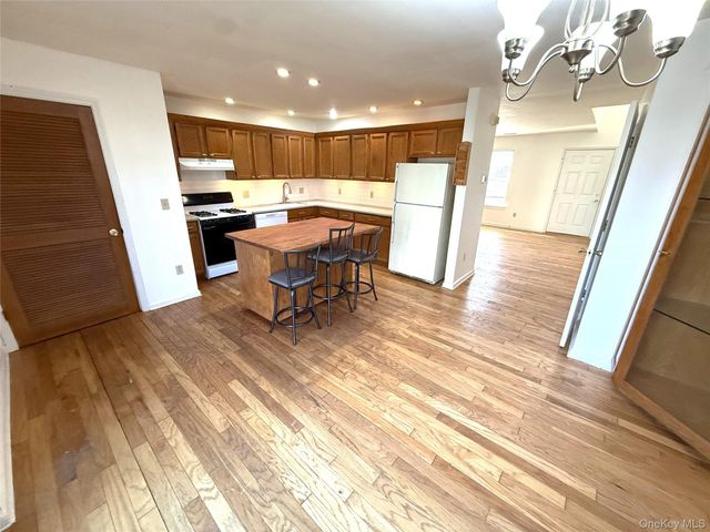 618 Crab Apple Lane, New Windsor, NY 12553