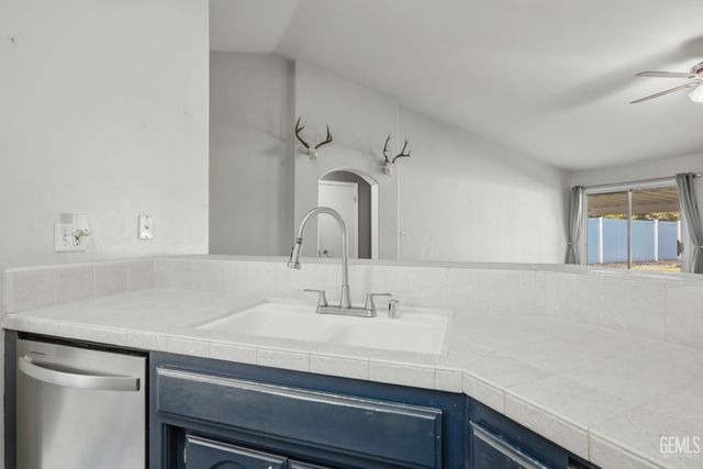 5123 Via Viretta Drive, Bakersfield, CA 93308