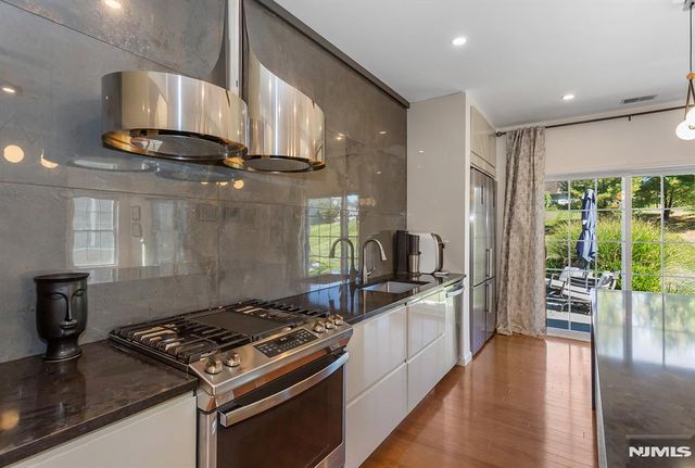 24 Bluffs Court, Hamburg, NJ 07419