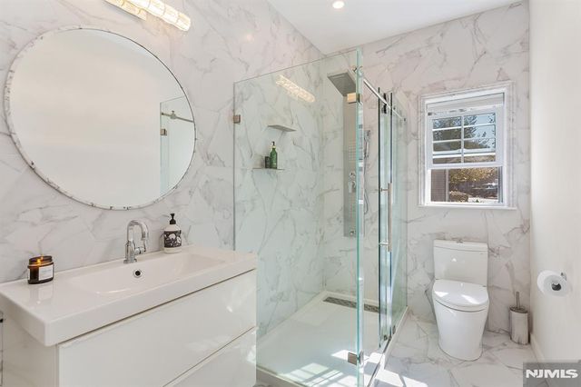 24 Bluffs Court, Hamburg, NJ 07419