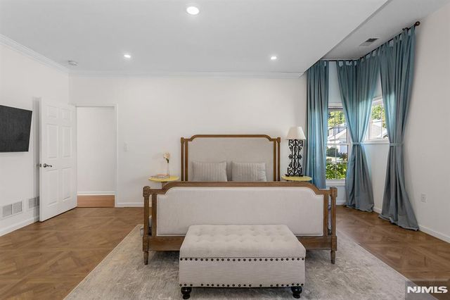 24 Bluffs Court, Hamburg, NJ 07419