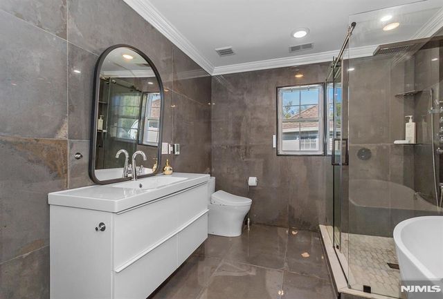 24 Bluffs Court, Hamburg, NJ 07419