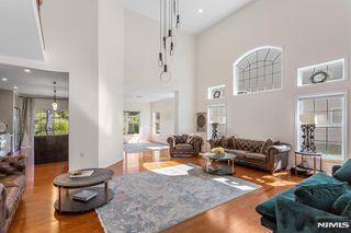 24 Bluffs Court, Hamburg, NJ 07419