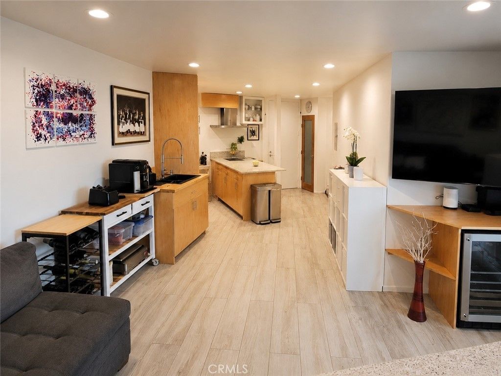 Image 4 of property listing at 2901 Peninsula Road, Oxnard, CA 93035
