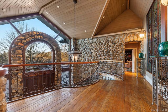 150 Old Farm Road N, Chappaqua, NY 10514