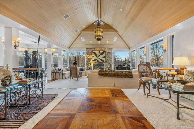 150 Old Farm Road N, Chappaqua, NY 10514