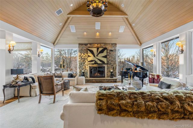 150 Old Farm Road N, Chappaqua, NY 10514