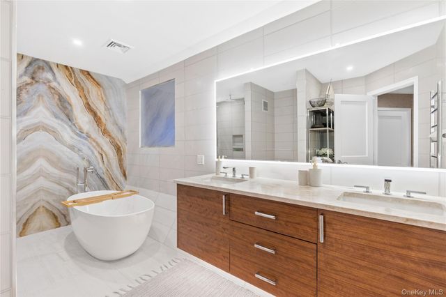 150 Old Farm Road N, Chappaqua, NY 10514