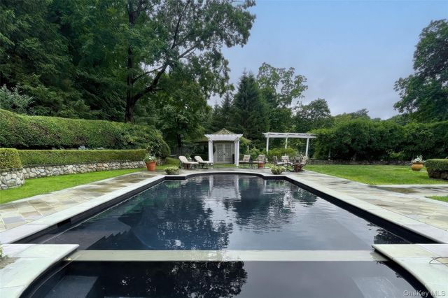 150 Old Farm Road N, Chappaqua, NY 10514