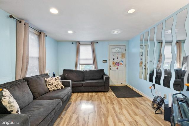 15 N POPLAR AVE, Maple Shade, NJ 08052