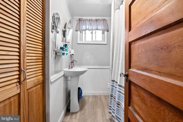 15 N POPLAR AVE, Maple Shade, NJ 08052